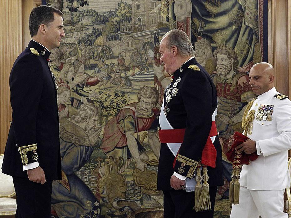 Don Juan Carlos colocó el fajín de capitán general de las Fuerzas Armadas a su hijo el Rey Felipe VI en un acto breve y solemne celebrado en el Palacio de la Zarzuela. AP