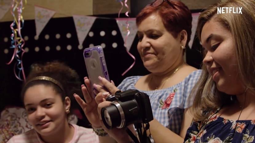 "After Maria" presenta las historias de tres familias puertorriqueñas que fueron desplazadas tras el paso del huracán María. (Captura/ Netflix)
