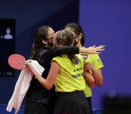 Adriana y Melanie Díaz y Daniely Ríos celebran su victoria ante Malasia.