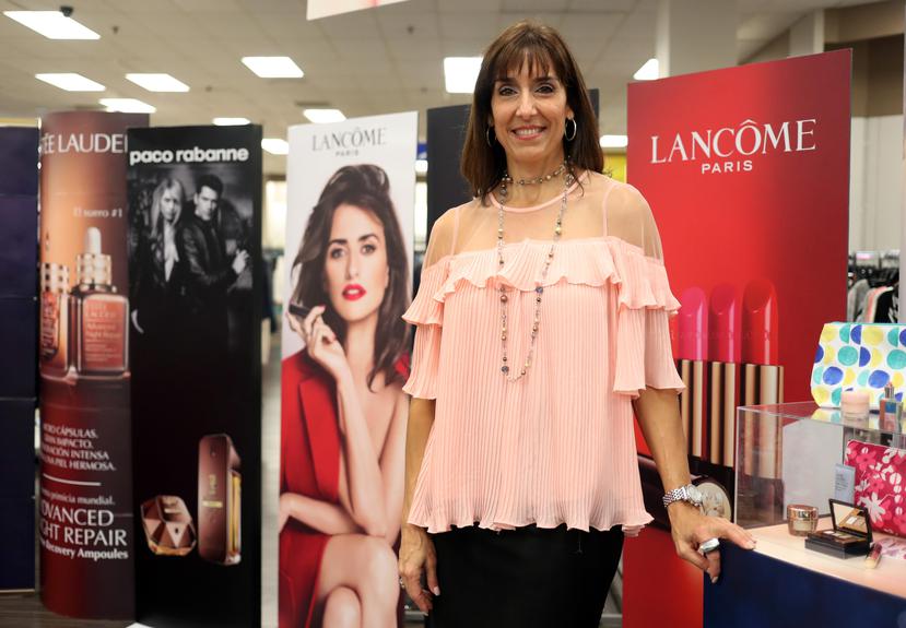 Michelle Kirschner, de cosméticos y fragancias de Sears, ofreció detalles del festival de belleza de primavera de la tienda.
