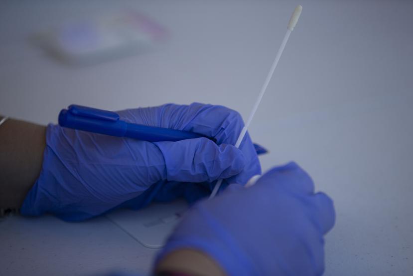 Imagen de archivo de una trabajadora del Departamento de Salud que prepara un hisopo para realizar una prueba de detección de COVID-19.