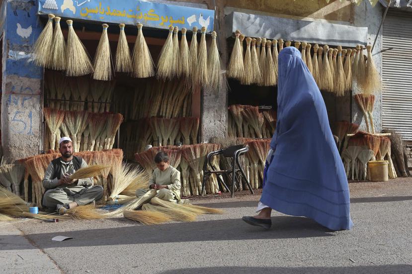 Una mujer con burka que camina por una calle en Herat, en Afganistán.