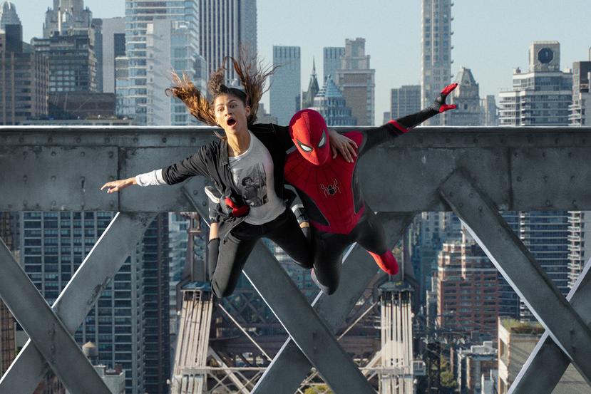 Tom Holland como Spider-Man y Zendaya como MJ, durante una escena de la película "Spider-Man: No Way Home", que se estrena este fin de semana. EFE/Matt Kennedy/Sony Pictures/Marvel Studios