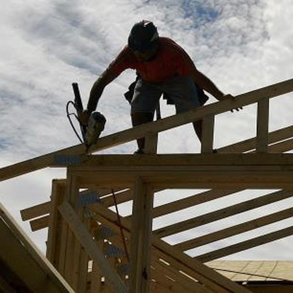 Gracias a la aprobación reciente de una ley, los obreros de construcción que trabajen en proyectos del gobierno tendrán un salario mínimo asegurado de $15 la hora. (archivo)

