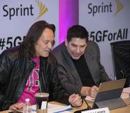 A la izquierda, el principal ejecutivo de T-Mobile, John Legere, junto al presdiente de Sprint, Marcelo Claure. (archivo)