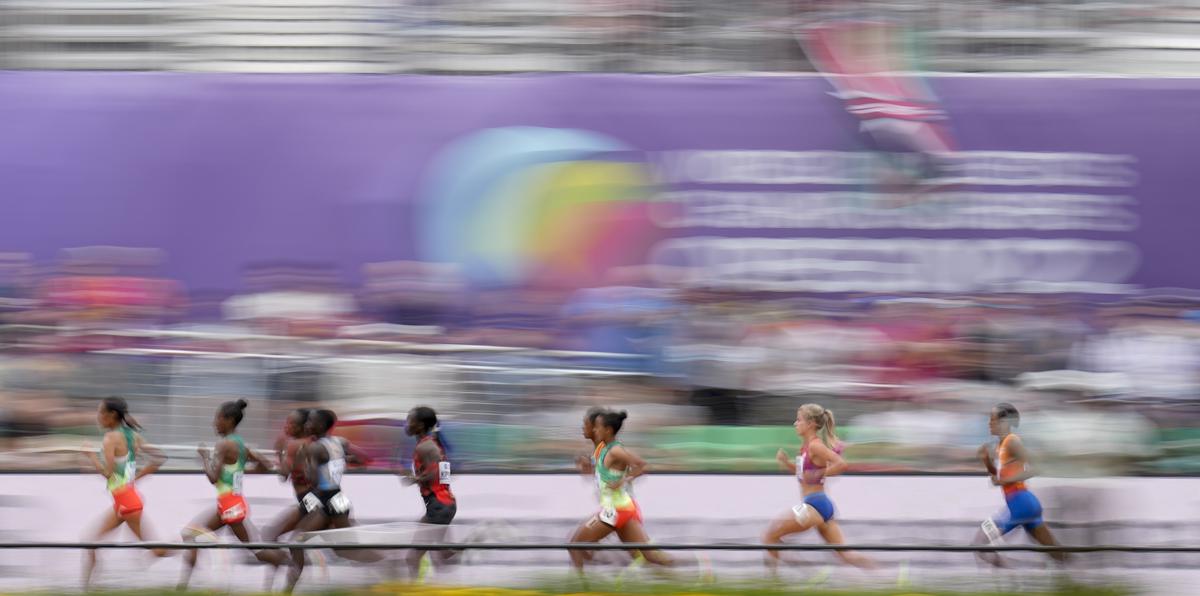 Atletas compiten en la final femenina de 10,000 metros en el Campeonato Mundial de Atletismo en Eugene, Oregón.
