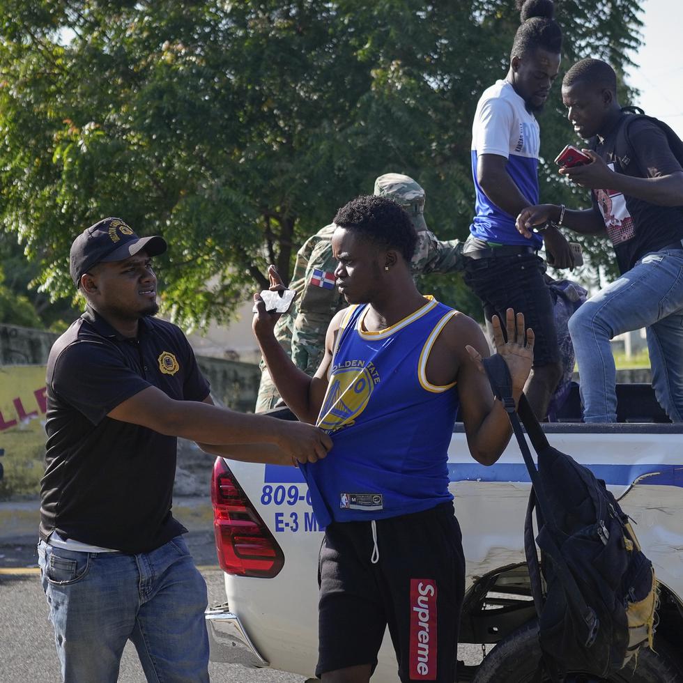 Agentes de migración detienen a haitianos indocumentados en Santo Domingo, República Dominicana.