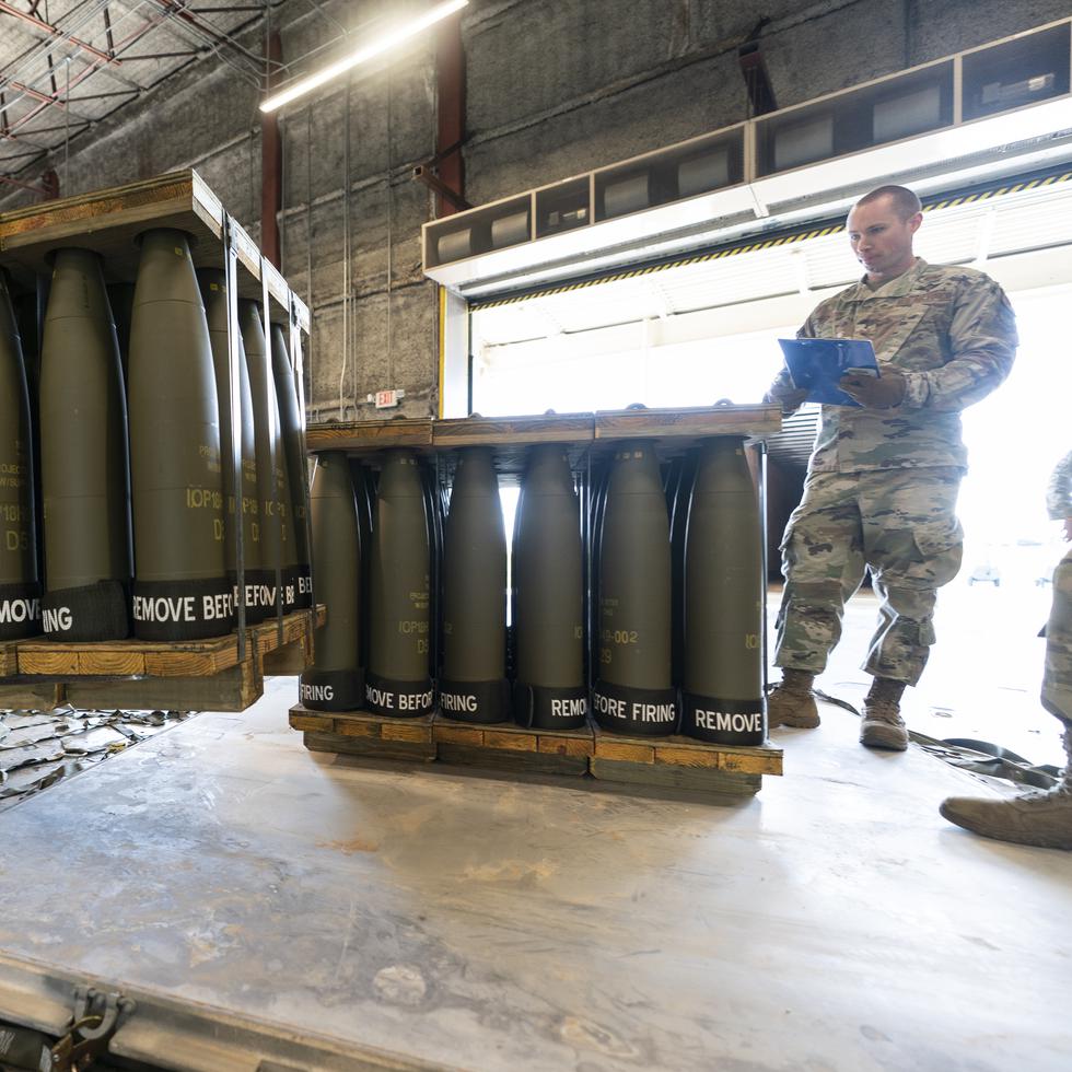 Un soldado de la Fuerza Aérea de los Estados Unidos ayuda a cargar municiones para cañones de 155 milímetros que serán entregados a Ucrania.