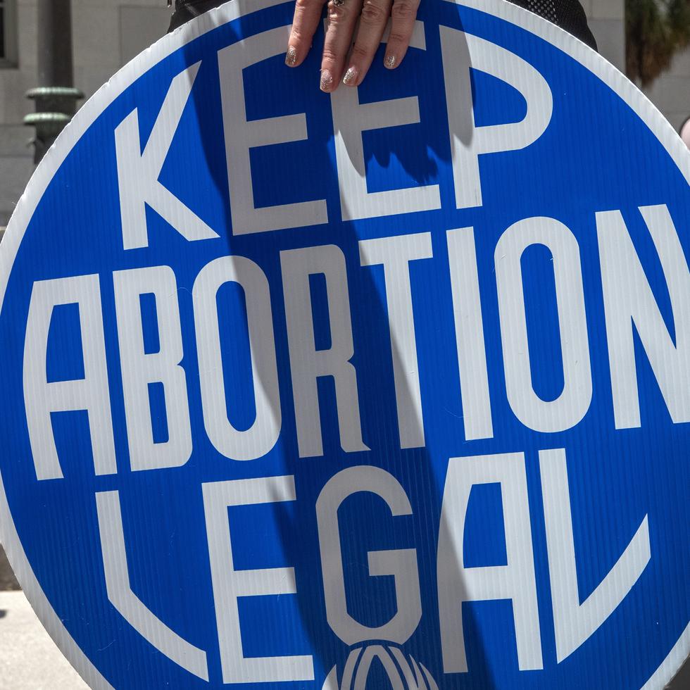 Imagen de archivo muestra un cartel a favor del derecho de las personas gestantes al aborto.
