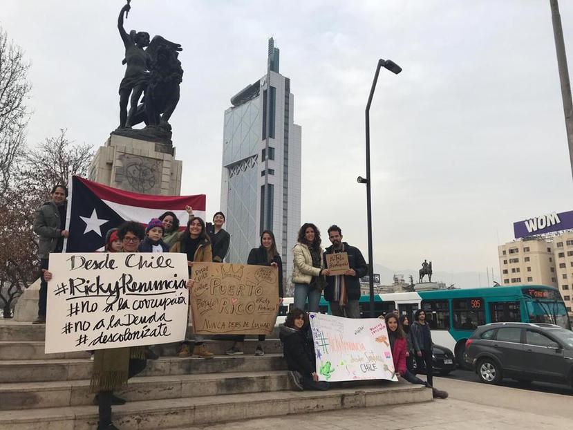 Un puñado de boricuas se expresa en la Plaza Italia de Santiago de Chile. (Suministrada)