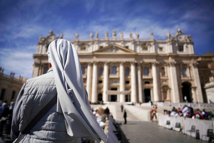 En esta fotografía de archivo del 26 de septiembre de 2018, una monja espera la llegada del papa Francisco para su audiencia general semanal. (AP/Andrew Medichini, Archivo)
