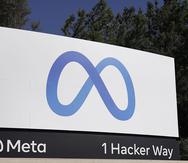 El logo de Meta, la compañía matriz de Facebook, en la sede de la empresa en Menlo Park, California.
