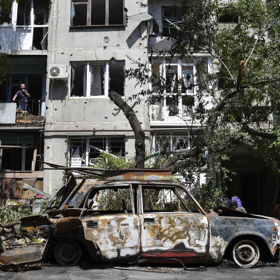 Foto de archivo de un auto incendiado y un complejo de edificios impactado por un ataque aéreo en Slovyansk, Ucrania, el 31 de mayo de 2022.