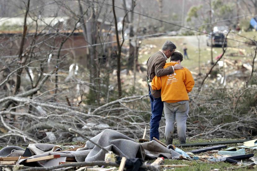 El gobernador de Tennessee Bill Lee, izquierda, ora junto con Kayla Cowen, en medio de los escombros dejados por un tornado en Cookeville, el martes, 3 de marzo del 2020. (AP)