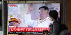 Una pantalla muestra un programa de noticias sobre un lanzamiento norcoreano de misiles con imágenes de archivo del líder norcoreano, Kim Jong Un, en la estación de tren de Seúl, Corea del Sur, el jueves 6 de octubre de 2022.