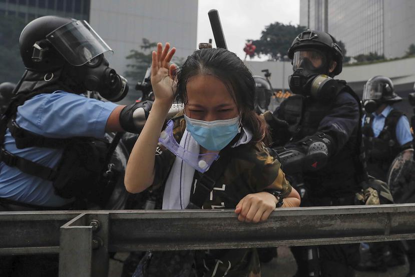 Una manifestante en medio del altercado con la Policía. (AP / Vincent Yu)