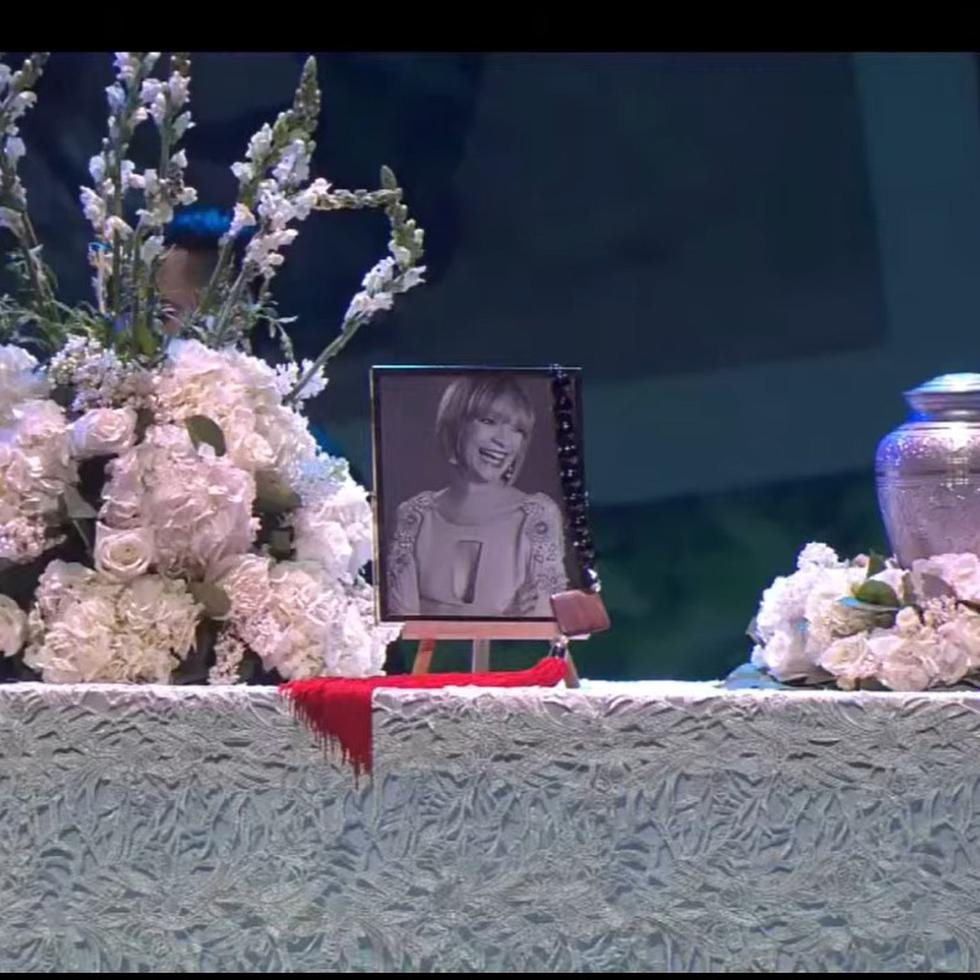 Las cenizas de Myraida Chaves fueron acompañadas de flores y una imagen suya.
