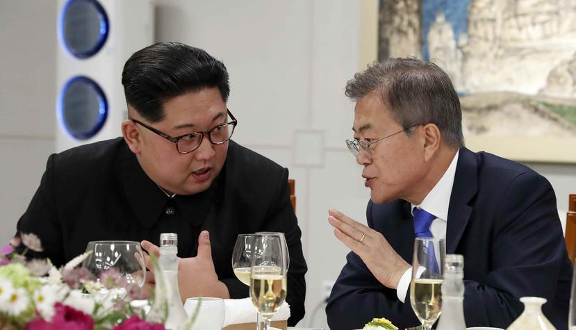 Fotografía del 27 de abril de 2018 del líder de Corea del Norte, Kim Jong Un (izquierda), y el presidente de Corea del Sur, Moon Jae-in, durante un banquete en la aldea fronteriza de Panmunjom, en la Zona Desmilitarizada de Corea del Sur. (Pool de prensa