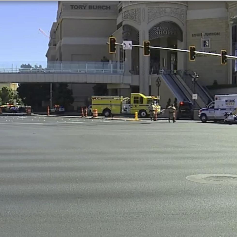 Personal de emergencia en la escena donde un hombre aparentemente apuñaló a varias personas, en Las Vegas.