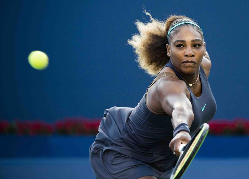 Serena Williams (arriba) se las verá con la ganadora del duelo entre la japonesa Naomi Osaka, segunda en el ranking, y la polaca Iga Swiatek. (Nathan Denette / The Canadian Press vía AP)
