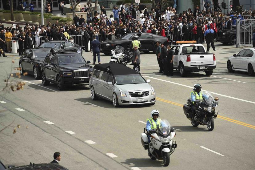 Un coche fúnebre transporta los restos del rapero Nipsey Hussle al culminar un acto de recordación en el Staples Center en Los Ángeles. (AP / Invision / Chris Pizzello)