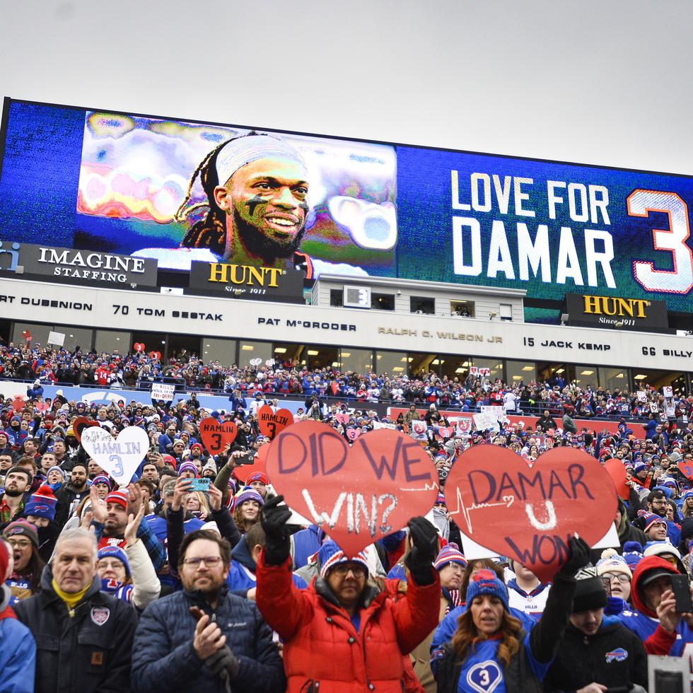 Seguidores de los Bills de Buffalo muestran apoyo a Damar Hamlin, antes del partido del domingo, 8 de enero ante los Patriots de Nueva Inglaterra.