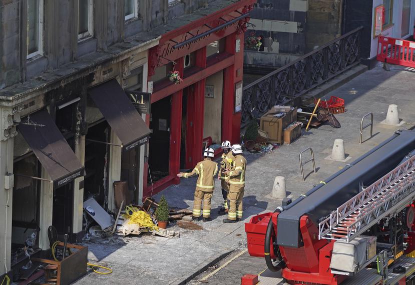 Bomberos en la escena tras un incendio en el Elephant House Cafe, en Edimburgo, donde J.K. Rowling escribió algunos de los libros de Harry Potter.