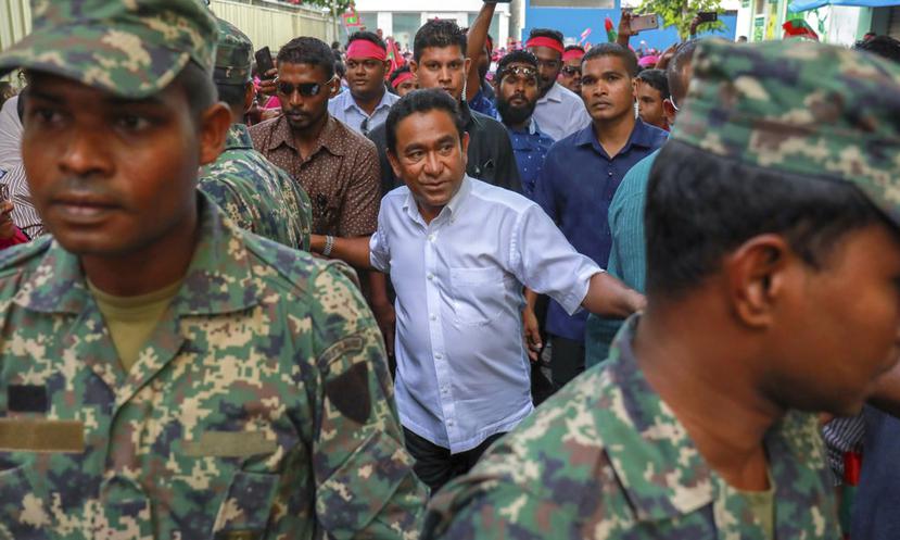El presidente de Maldivas, Abdulla Yameen (en el centro) rodeado por sus guardaespaldas, llega para dirigirse a sus partidarios en Malé, Maldivas (AP Photo / Mohamed Sharuhaan).