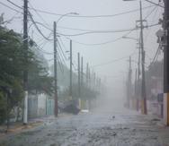 Vista de las calles de Santa Isabel durante el paso del huracán Fiona por la región.