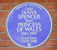 Diana residió en el lugar donde se colocó la placa en los dos años anteriores a su casamiento con el príncipe Charles.(Foto: AP)