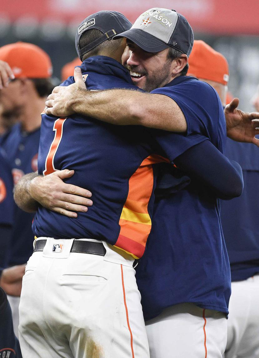 Carlos Correa y Justin Verlander se abrazan tras la victoria que le dio a los Astros el título de la División Oeste de la Liga Americana. (AP)
