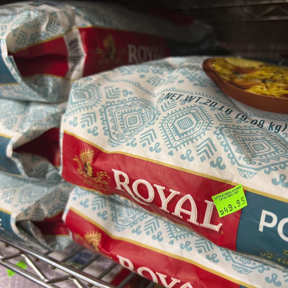 Bolsas de arroz están a la venta en la tienda de comestibles Little India, en Nueva York, el sábado 29 de julio de 2023.