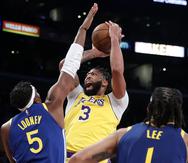 Anthony Davis (3), de los Lakers de Los Ángeles, tuvo un altercado con su compañero Dwight Howard en el partido del viernes en la noche ante Phoenix.