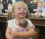 Una niña con Síndrome de Down abraza el muñeco Oli en Buenos Aires, Argentina. (Foto: EFE)