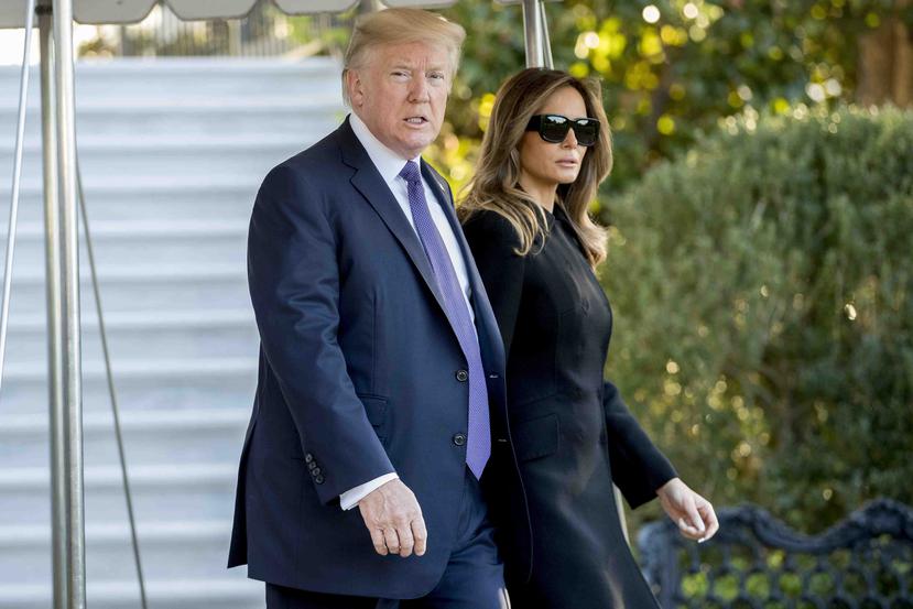 El presidente Donald Trump y la primera dama Melania Trump caminan en la Casa Blanca en Washington. (AP)