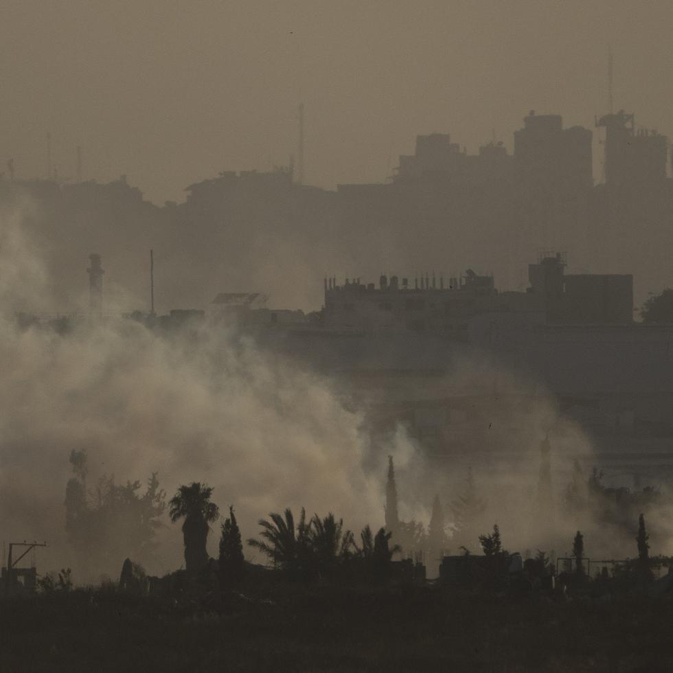 Una explosión causa una humareda en la Franja de Gaza, vista desde el sur de Israel.
