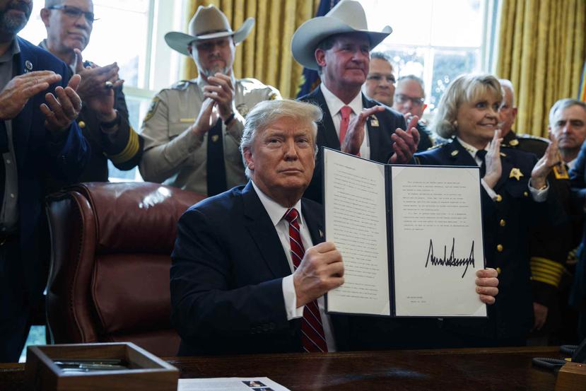 El presidente Donald Trump firma el primer veto de su presidencia en la Casa Blanca, 15 de marzo de 2019, en Washington. (AP/Evan Vucci)