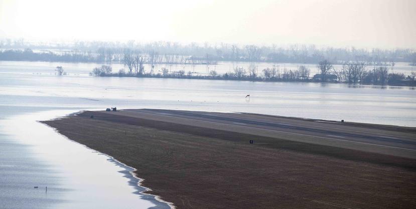 Las aguas crecidas del río Missouri cubren la pista de la Base Aérea Offutt en Bellevue, Nebraska. (Omaha World-Herald vía AP)