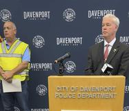 El jefe de bomberos de Davenport, Michael Carlsten, y el alcalde de Davenport, Mike Matson, informan sobre el colapso de un edificio de apartamentos el 29 de mayo de 2023 en Davenport, Iowa. (Ciudad de Davenport vía AP)