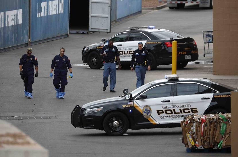 Un grupo de policías recorre la zona detrás de una tienda Walmart en el lugar de la masacre cerca de un centro comercial, en El Paso, Texas. (AP)