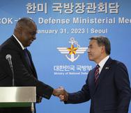 El secretario de Defensa de Estados Unidos, Lloyd Austin (izquierda), estrecha la mano de su homólogo surcoreano, Lee Jong-sup, tras una conferencia de prensa conjunta luego de una reunión en el Ministerio de Defensa en Seúl, Corea del Sur.