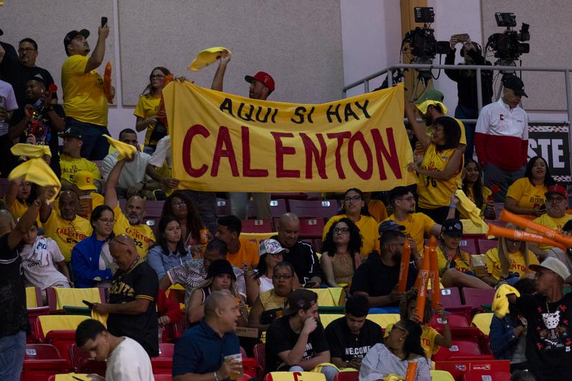Fanáticos de los Gigantes llevan pancarta en referencia al 'calentón' en el Coliseo Guillermo Angulo en el segundo partido de la serie final ante Bayamón.