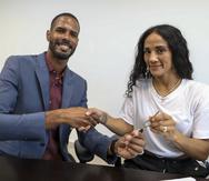 El exatleta Javier Culson, al presente agente de bienes raíces, le entrega a Amanda Serrano la llave de su nuevo hogar en Puerto Rico, al que se mudará la campeona luego de su próxima pelea en Nueva York el 6 de agosto.