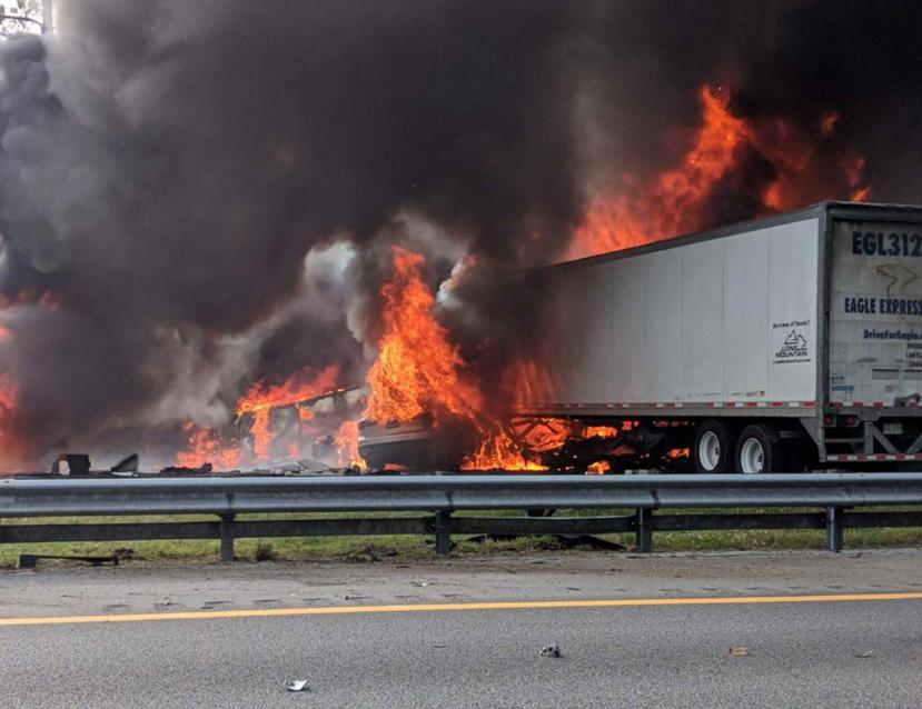 Un fuego emana de un camión de carga luego del derrame de combustible. (AP)