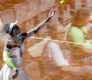 Venus Williams se distingue detrás de un cristal donde se reflejan espectadores que siguen su duelo ante la británica Johanna Konta en el Abierto de Italia, en Roma. (AP/Andrew Medichini)