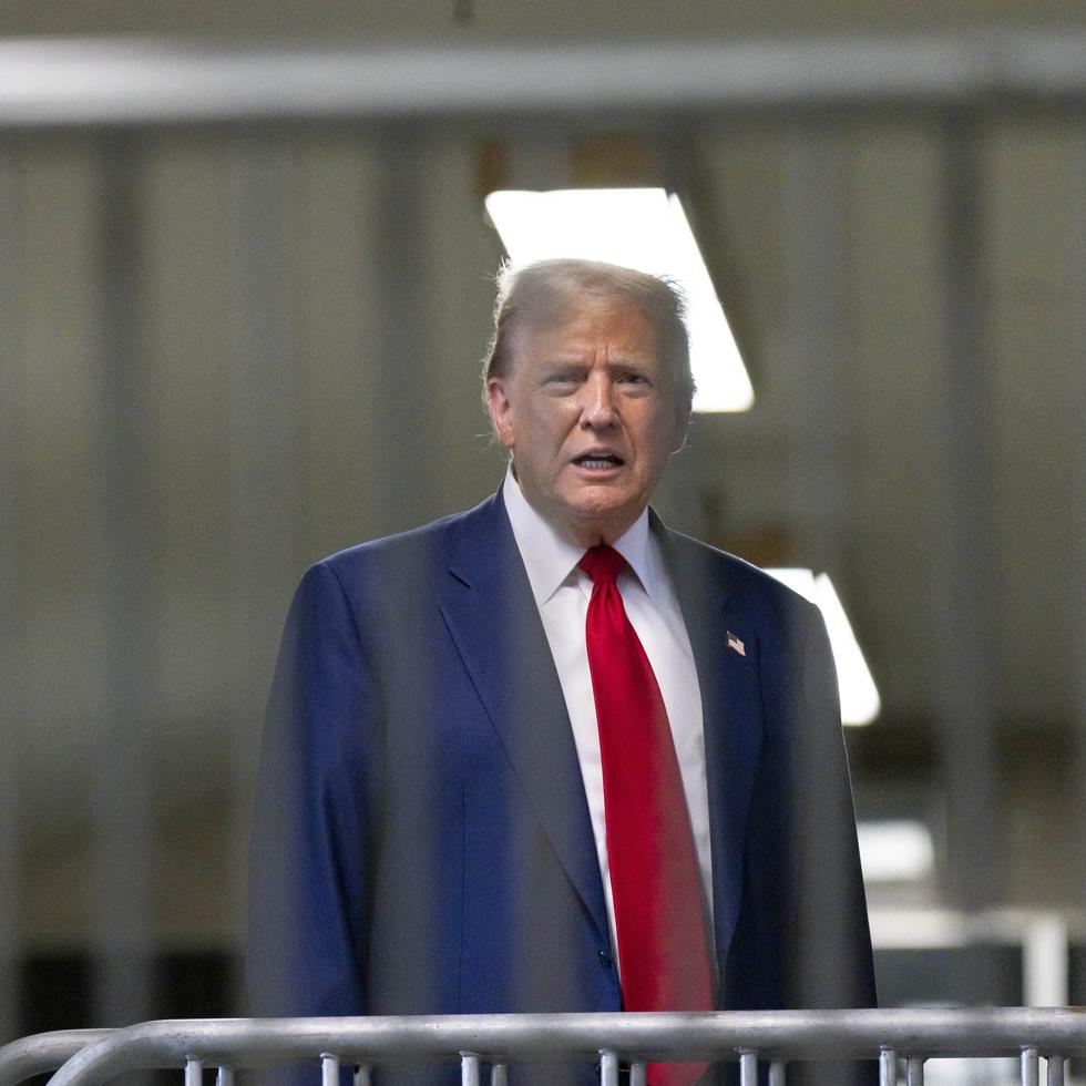 Un partidario de Trump que asiste regularmente a la corte abrió la puerta de una furgoneta de la que salieron los globos de color rosa.