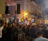 Ciudadanos llegan en horas de la noche a la calle Fortaleza del Viejo San Juan para exigir la cancelación del contrato de LUMA Energy y la renuncia del gobernador Pedro Pierluisi.
