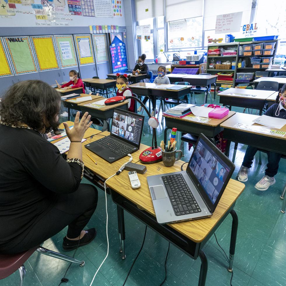 Una maestra en Nueva York en un salón de clases en el 2020.