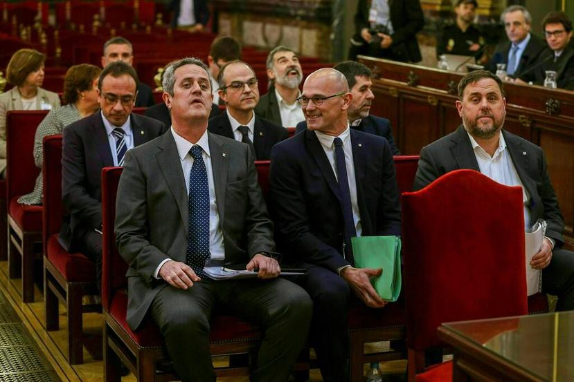 Los 12 acusados, entre los que se encuentra el exvicepresidente regional catalán Oriol Junqueras (tercero de la derecha en la primera fila) están siendo juzgados por rebelión, malversación y desobediencia. (AP)