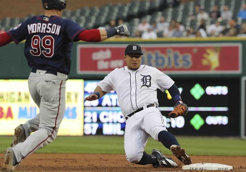 El venezolano Miguel Cabrera de los Tigres de Detroit se desliza en primera base. (AP)